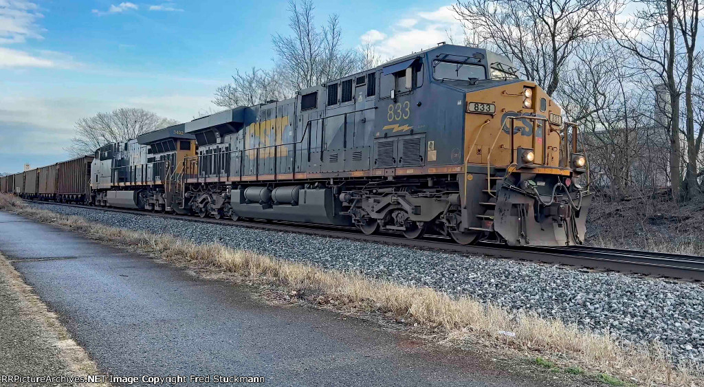CSX 833 leads C700 west.